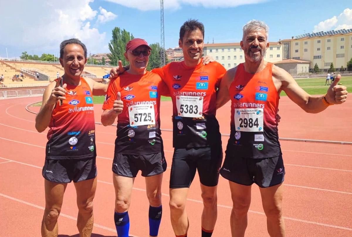 Atletas de Ávila Runners que tomaron parte en la clausura de la escuela de atletismo