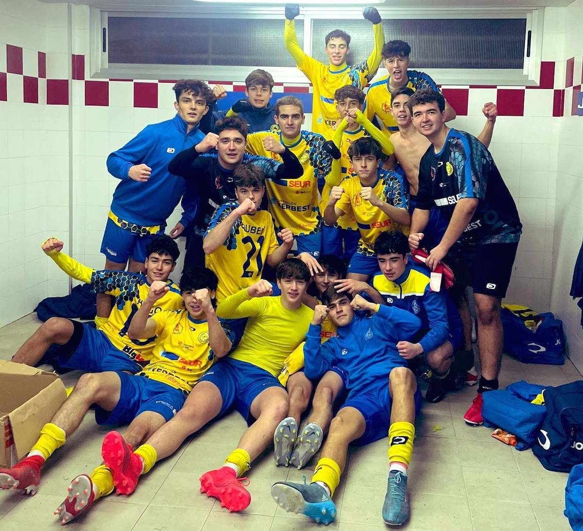 Los jugadores del DiocesÁvila celebran la victoria sobre el Internacional de la Amistad B. Foto: @diocesavila